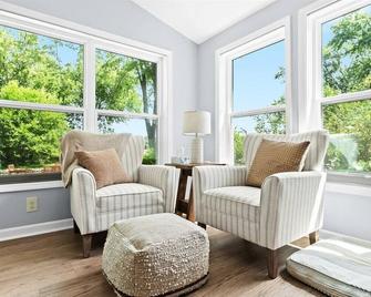 Commerce Cove Cottage - Quiet Lake Retreat, Pet-Friendly! - Commerce Township - Living room