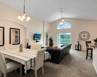 Beautiful 4 Bedroom Pool & Spa Villa Villa by RedAwning - Celebration - Eetruimte