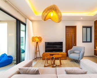 Charming 2-Bed Apartment in Grand Baie - Grand Baie - Living room