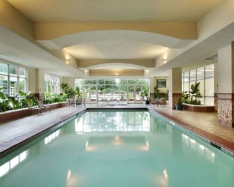 Embassy Suites by Hilton Charleston Airport Hotel & Convention Center - נורת' צ'רלסטון - בריכה