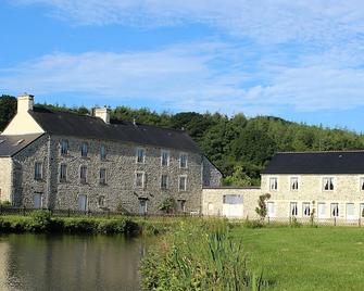 Le Pont D'Albart lakeside cottage with swimming pool - Saint-Sauveur-le-Vicomte - Edificio