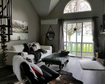 Beautiful Studio Condo with Murphy bed in Ellicottville walking distance to town - Ellicottville - Living room