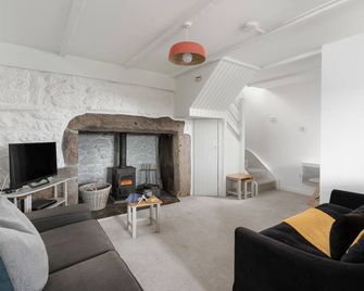 Little Gwenver - character Cornish cottage above stunning beach, dog friendly - Sennen - Living room