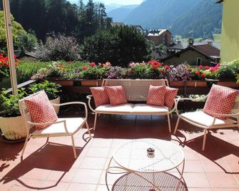 'Villa Stella Apartment N 46' with Mountain View, Wi-Fi, Balcony, Terrace and Garden - Ortisei - Patio