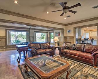 Pool and Hot Tub Lakefront Harlingen Home - Harlingen - Sala de estar