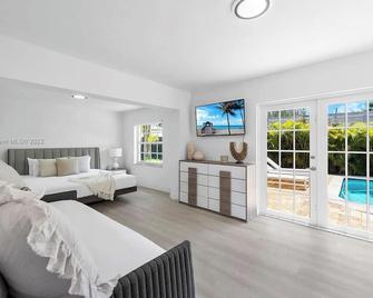 Walk to the Beach - 5 bedrooms - Heated Pool - Prime Location close to Las Olas! - Fort Lauderdale - Bedroom