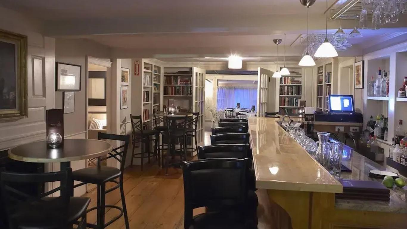 Mooncussers Tavern Inn and Restaurant