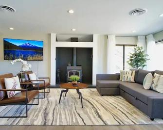 Oakridge Ranch ~ Sequoia, Kern River & Lake Escape - Lake Isabella - Living room