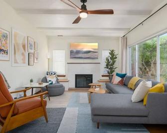 Spacious & Modern New Backyard 94 Walk Score\n\n - San Diego - Living room