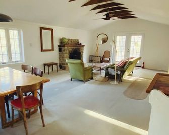 Charming Little Cottage with Mountain Views and Cozy Fireplace - Phoenicia - Dining room