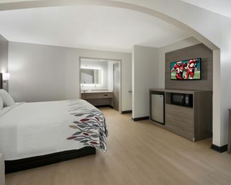 Red Roof Inn & Suites Jackson, TN - Jackson - Kamar Tidur