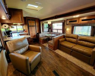 Clovis Country Rv Camper #2 - Clovis - Living room