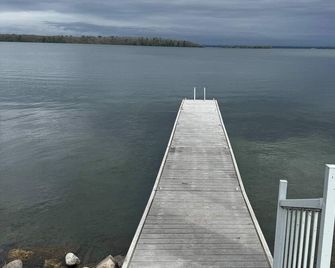 The Captains Lake House - Orillia