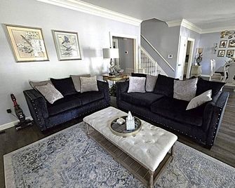 Luxury Exec Retreat 30+ Day Stay King Suite Near Downtown, Hospitals & Airport - Little Rock - Living room