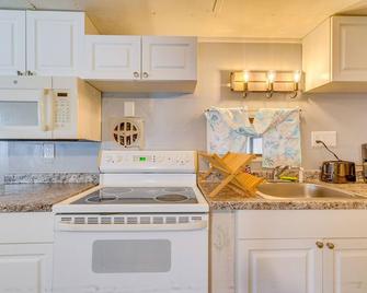 Charming Hernando Retreat with Screened Patio! - Hernando - Kitchen