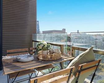 A Chic 2br Apt Near Melbourne Uni Free Parking - Melbourne - Balcony