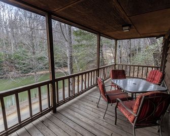 Springmaid Mountain Retreat & Stables - Spruce Pine - Balcony