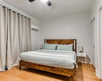 'The Oklahoman' - 3B/1B Apt w/ Bikes - Nicoma Park - Bedroom