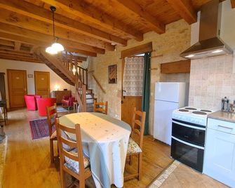 Lovely stone cottage set on the remparts of the village of Domme. - Domme - Salle à manger