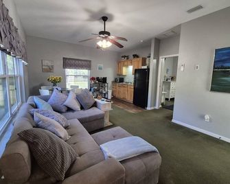 Moondrift Guesthouse - Secluded and Relaxing - Alachua - Living room