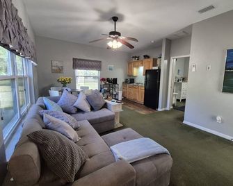 Moondrift Guesthouse - Secluded and Relaxing - Alachua - Sala de estar