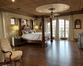 Amazing Upscale home with the Best views! 20 minutes to airport. Awesome swimspa - Los Lunas - Bedroom