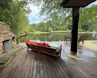 Extended Stay Contemporary Secluded Waterfront Lodge in Bamboo, Burlington NC, - Burlington - Terasa