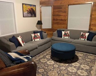 Peaceful 3-bedroom farmhouse in charming Prophetstown - Prophetstown - Wohnzimmer