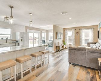 Bright Kitty Hawk Home w/ Hot Tub, Walk to Beach! - Kitty Hawk - Stue