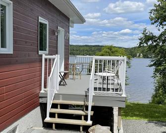 Bord du Lac, à 10 Minutes du ski et Golf, Chambre Mezzanine Avec vue sur le lac - Lac Etchemin - Patio