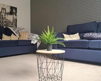 Spacious 3-bedroom house -WIFI & private parking for 2 cars in charming Salford - Salford - Living room