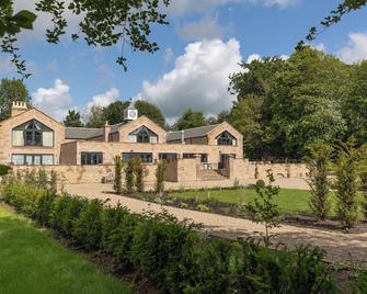 The Tempus at Charlton Hall Estate - Алник - Будівля