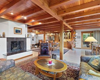 Bergli · Luxury Chalet overlooking Gunstock Mt & Lake Winnipesaukee - Gilford - Living room