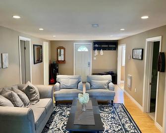 Kawartha waterfront Cottage rental - Fenelon Falls - Living room