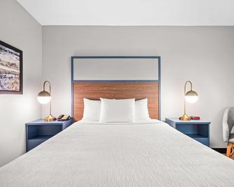 AmericInn by Wyndham Beloit - Beloit - Bedroom