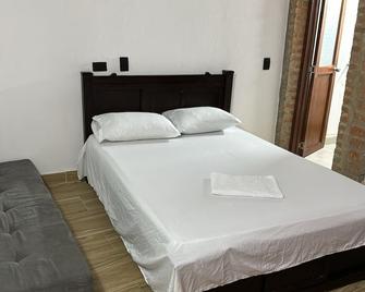 Casas Encanto Buga 1 Block from La Basilica TV, AC and private bathroom - Buga - Camera da letto