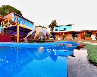 أريا ريزورت آند سبا - ماهاباليشوار - حوض السباحة