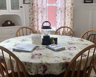 Kennicott Copper Cottage - McCarthy - Dining room