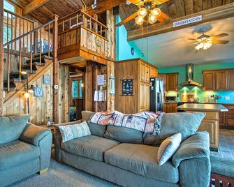 Lakefront Montague Cottage w/ Deck & Beach! - Montague - Sala de estar