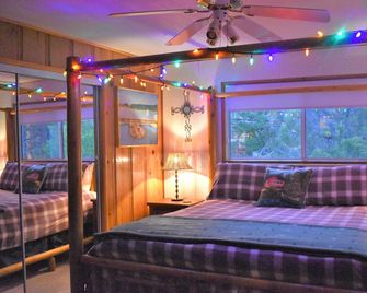 Dream Getaway-Secluded Hot Spa-Walk to Village-Walk to Pineknot Trailhead-Plus King Bed! - Big Bear Lake - Bedroom