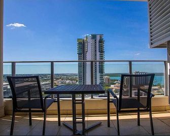 City Views On Pool Level King Bed - Darwin - Balcony