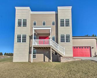 Harrisonburg Retreat w/ Hot Tub ~ 2 Mi to JMU - Harrisonburg - Building