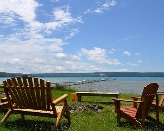 A beautiful resort cottage on Big Glen Lake with a tennis court and kayaks - Maple City - Patio