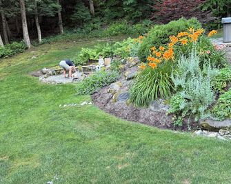 Beautiful House in the Woods, Huge Yard, Hot Tub - Great Barrington - Vista del exterior