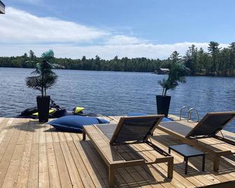 Bulloch's Retreat - Your Own Private Lake Side Resort! - Espanola - Patio