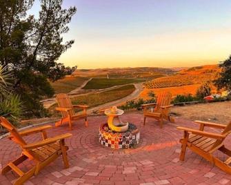 Paso Robles unique 10 acre farm, 360 degree vineyard views, close to everything. - San Miguel - Patio