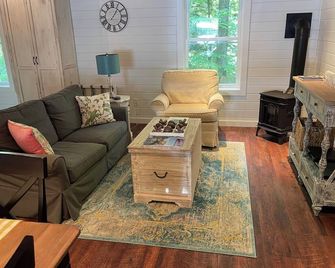 Cozy cabin in our private woods, close to a bike trail, winery, and lakes - Traverse City - Living room