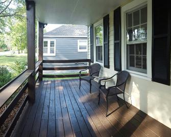 Vacation In A Renovated, Clean And Comfortable 3 Bed/2 Bath 1920s Cottage!! - Nashville - Balcón