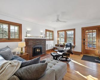 Fulton Family Bungalow Pets Welcome. Crib, Highchair, Dog Crate - 明尼阿波利斯 - 客廳