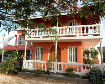 2 Bedroom Suite-Steps To White Sand Beach - Duncans - Building